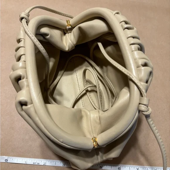 BEIGE‎ CLUTCH - Picture 4 of 5